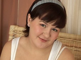 胖乎乎的黑发小鸡凯特喜欢在她的洞和嘴里有坚定的公鸡