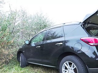 Mãe madura fode em todos os buracos ao ar livre
