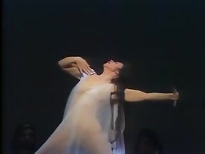 tari telanjang di opera