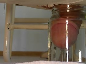 Kecil kecil tusukan shrinkled cums dalam stoples dengan air